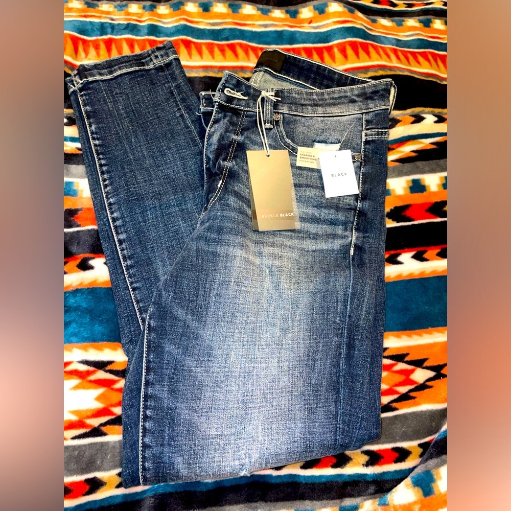 Brand new buckle jeans with tags!! Size 27, ankle skinny, dark.